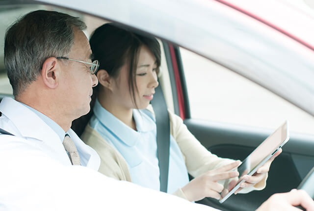 車に乗っている医師と看護師