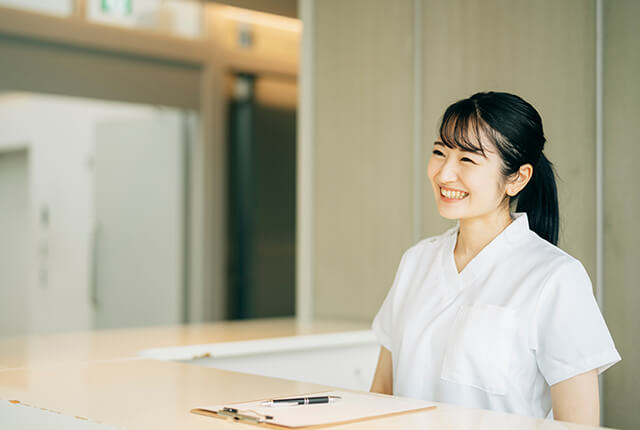 笑顔のクリニック受付女性